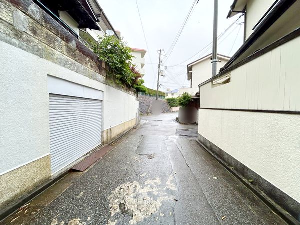 西宮市苦楽園一番町 古家付き土地 前面道路含む外観 西宮市苦楽園一番町 古家付き土地 前面道路含む外観