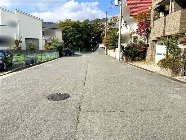 西宮市美作町 戸建 前面道路含む外観 西宮市美作町 戸建 前面道路含む外観