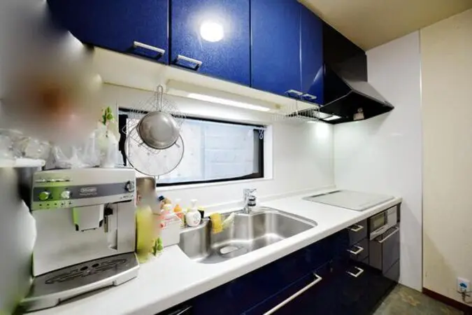 空間を有効活用できる、壁付けタイプのキッチンです。調味料や調理器具等を仕舞っていただける収納スペースが備わっています。