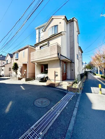 スーパーやコンビニ、商業施設等が徒歩圏に点在し、生活に便利な住環境