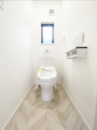 【2階トイレ】清潔感のある白を基調としたトイレです。お掃除のしやすいシンプルな内装です。