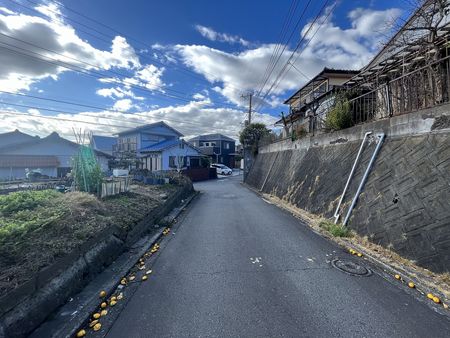 亀井町　富士山を遠望する整形邸宅地 前面道路