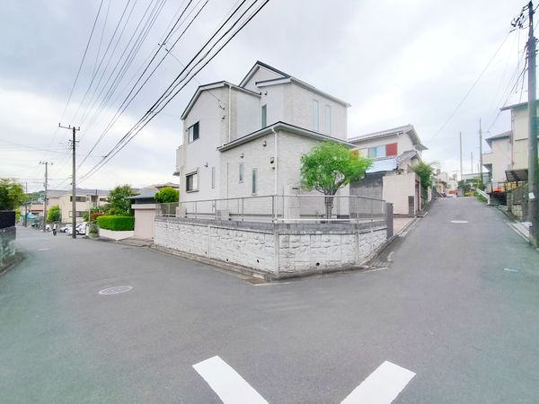 若竹町 2016年築 吹抜を多用した開放感溢れる角地の注文邸宅 外観写真
