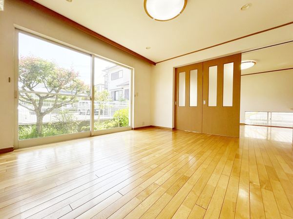 横浜市港南区日野9丁目 紅葉と桜の借景を愉しむ三井不動産旧分譲の邸宅 リビング