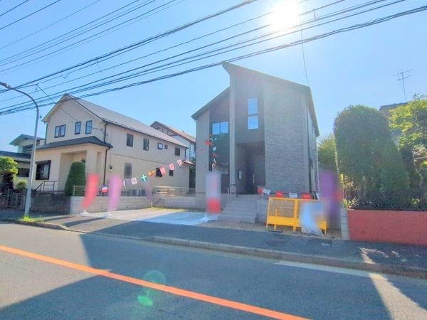 栄区本郷台4丁目 新築戸建 1号棟 前面道路含む外観 栄区本郷台4丁目 新築戸建 1号棟 前面道路含む外観