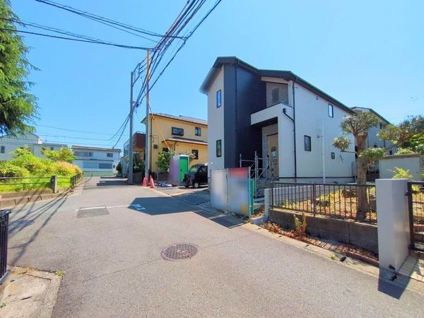 栄区野七里1丁目 新築戸建 1号棟 前面道路含む外観 栄区野七里1丁目 新築戸建 1号棟 前面道路含む外観