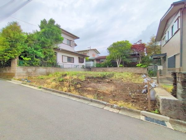 栄区上之町 新築戸建 前面道路含む外観