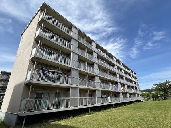 上郷西ヶ谷団地 3号棟 外観 上郷西ヶ谷団地 3号棟 外観