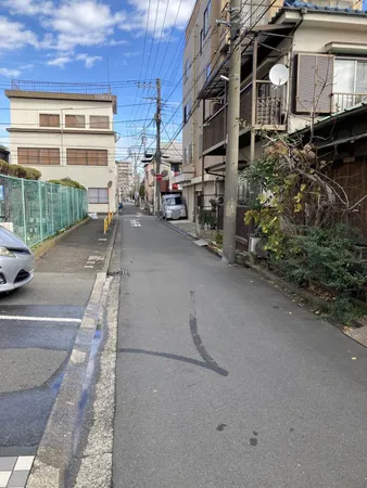 【現地土地写真】前面道路は見通しの良い直線道路です。アスファルト舗装済で、お子様でも通行しやすいです。