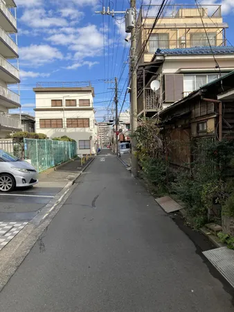 【前面道路含む現地写真】大きな道路に面していないため、車のエンジン音などを比較的気にせずに、お過ごしいただけます。