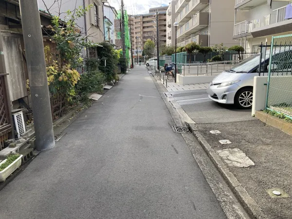 【前面道路含む現地】普段使いできるスーパーへ徒歩3分。年を重ねても快適な暮らしを享受できる立地です。