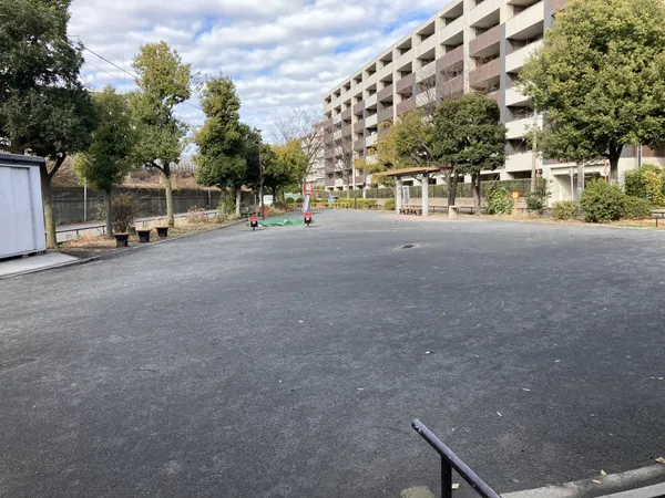 徒歩2分。住宅街にある十分な広さの公園です。小さなお子様と一緒に毎日でも外遊びに出かけられる距離にあります。公園の設備には水飲み・手洗い場があります。