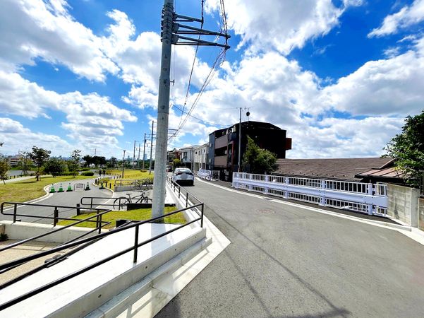 前面道路含む外観