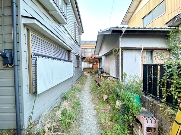 【前面道路含む現地写真】横浜市立生麦小学校まで徒歩6分(約419m)。通学に負担の少ない距離ですので、子育て世帯のご家庭にもおすすめです。