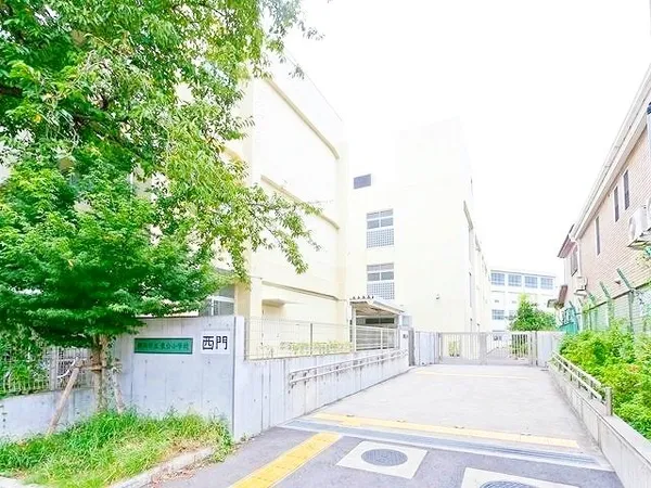 徒歩11分。お子様が6年間通学しやすい距離にあります。HPにて学校だよりや年間行事を確認することができます。