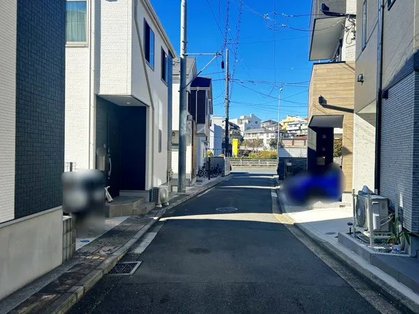 【前面道路含む現地写真】住宅地を抜けると、すぐ近くの幹線道路に向かうことができます。車でのアクセスに便利です。