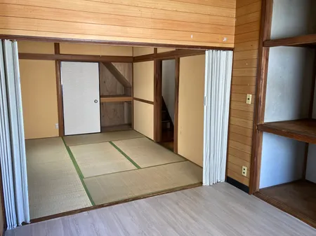和室は約6.0帖の広さがあり、ゆったりとお寛ぎいただけます。押入付きで、寝具・座布団・季節物の衣類などを収納可能です。