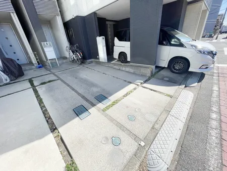 【駐車スペース】玄関が前面道路から奥まった位置にあるため、視線が気になりにくく、プライバシーに配慮できます。