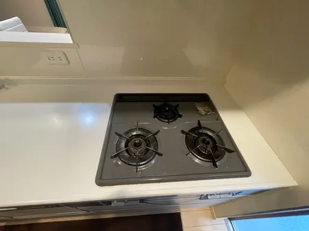 【キッチン】家族との会話が弾む対面式キッチンが採用されています。家事をサポートする食器洗浄機が搭載されています。