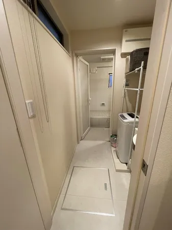 【洗面室】玄関を入って正面に洗面室が設置されていますので、外出時の汚れをLDKに持ち込まず衛生的です。