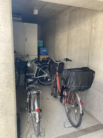 地下駐車場横には、自転車3台分のビルトイン駐輪スペースが設けられています。屋根付きなので、自転車が雨に濡れることや直射日光から守ることができます。