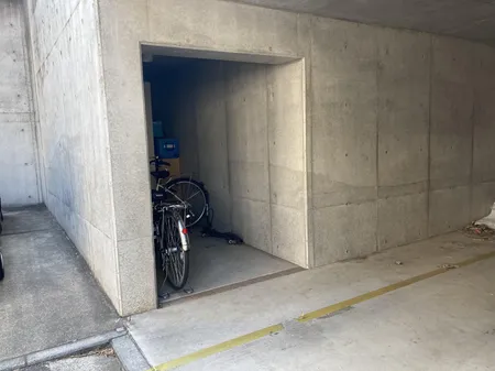 地下駐車場横には、自転車3台分のビルトイン駐輪スペースが設けられています。屋根付きなので、自転車が雨に濡れることや直射日光から守ることができます。