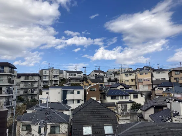 【眺望】前面道路よりも高い位置にあるため、開放的な景色が広がります。天気の良い日は気持ちの良い青空が楽しめそうです。