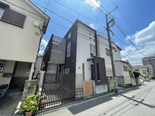 2階建「2SLDK」。小屋裏収納を設けた収納スペース豊富な住まい