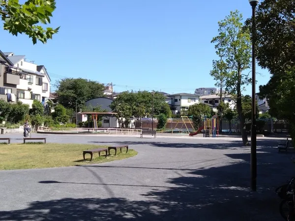 徒歩15分。小さなお子様が楽しめる、遊具が設置された公園です。毎日でも外遊びに出かけられる距離にあります。