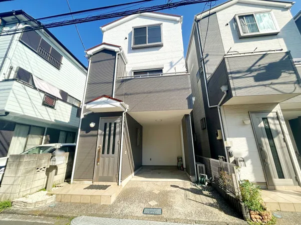 【現地外観】2025年2月に外壁・屋根塗装のリフォーム済です。2階にLDKが設けられていますので、前面道路からの視線が気にならず、のびのびお過ごしいただけます。
