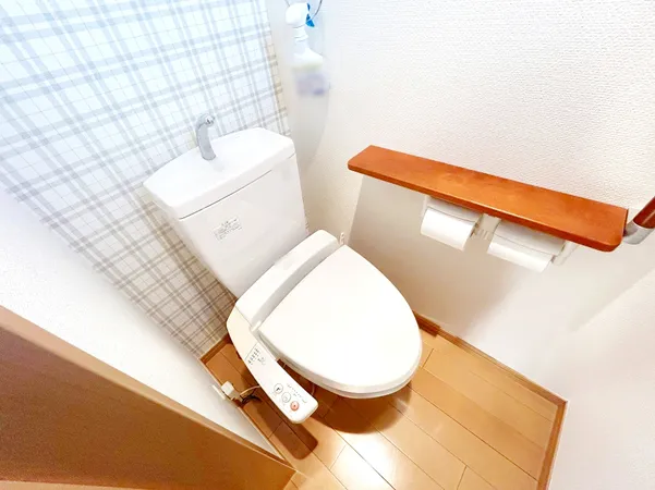 【トイレ】清潔にご使用いただける、温水洗浄便座付きのトイレです。窓が設けられていますので、自然換気が可能です。