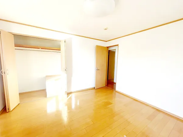 【南西側洋室/約8.3帖】クローゼット付きなので、部屋の中をスッキリと片付けられます。お好みのテイストにアレンジしやすいシンプルな内装です。