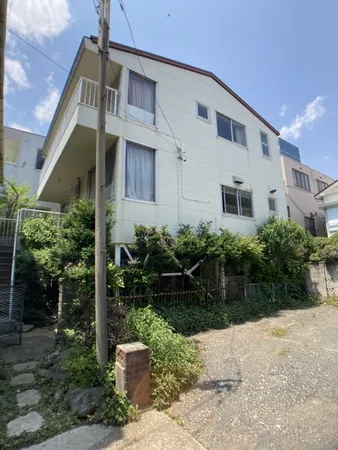 【鶴見区仲通1丁目借地権付戸建】敷地面積約42.84坪、「4LDK＋S(納戸」の住まい。JR鶴見線「鶴見小野」駅まで徒歩8分、3路線3駅利用可能な立地です。