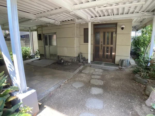 【現地外観写真】鉄骨造3階建。玄関までの経路を豊かな植物で彩るなど、自分好みの空間づくりをお楽しみいただけます。