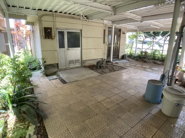 【現地外観写真】1階玄関横には、十分な広さの納戸がございます。アウトドアグッズやゴルフバッグなど、大きな荷物の収納場所としても便利です。
