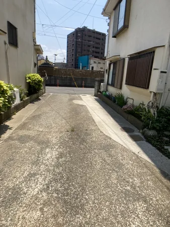 【前面道路含む現地写真】買い物施設が近くに集まっており、快適な生活を楽しむことができる便利な立地です。