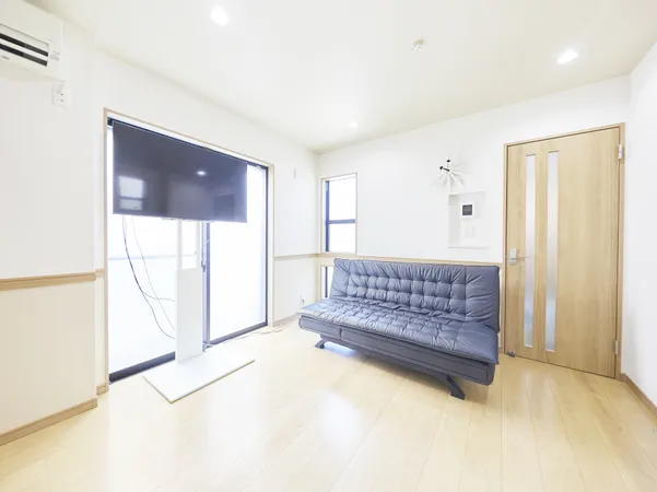 【LDK(約11.5帖)】大きめのソファなどを置いても、ゆとりのある広さです。シンプルな内装なので、家具などのインテリアを楽しむことができそうです。
