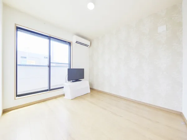 【洋室(約5帖)】南東向きバルコニーに面した洋室。2面採光が叶い、部屋に開放感をもたらします。