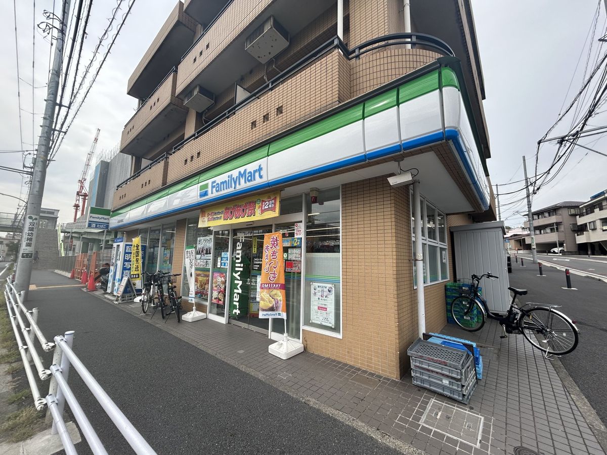 ファミリーマート花月総持寺駅前店（約140ｍ）