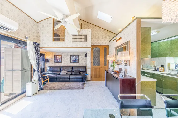 3階リビングダイニング　※写真中の家具・家電・調度品は販売価格に含まれません。