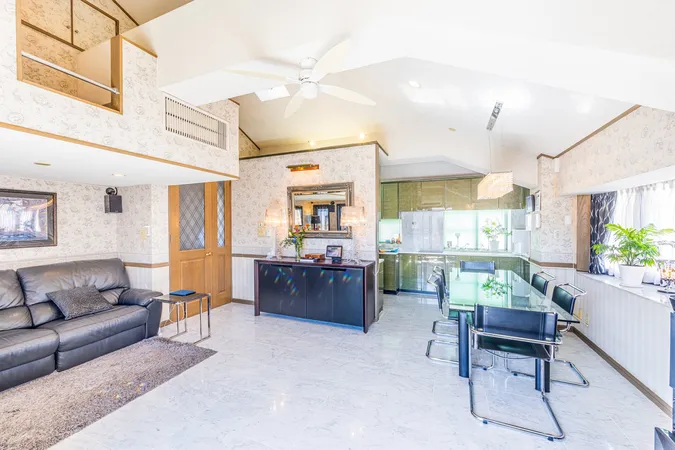 3階リビングダイニング　※写真中の家具・家電・調度品は販売価格に含まれません。