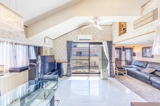 3階リビングダイニング　※写真中の家具・家電・調度品は販売価格に含まれません。