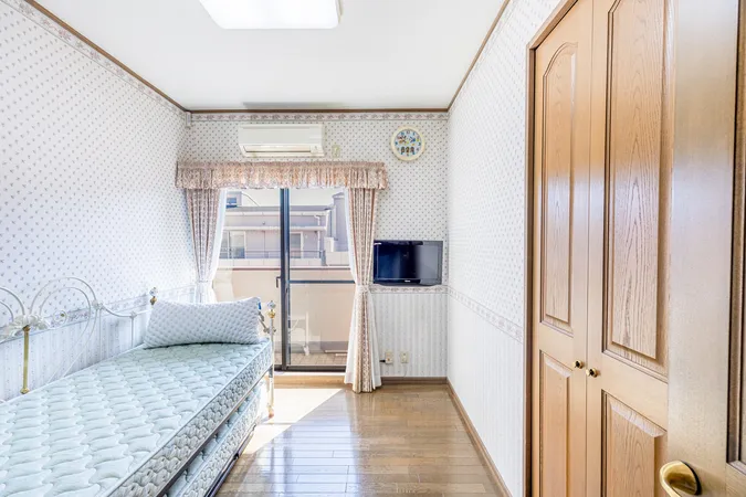 3階洋室　※写真中の家具・家電・調度品は販売価格に含まれません。