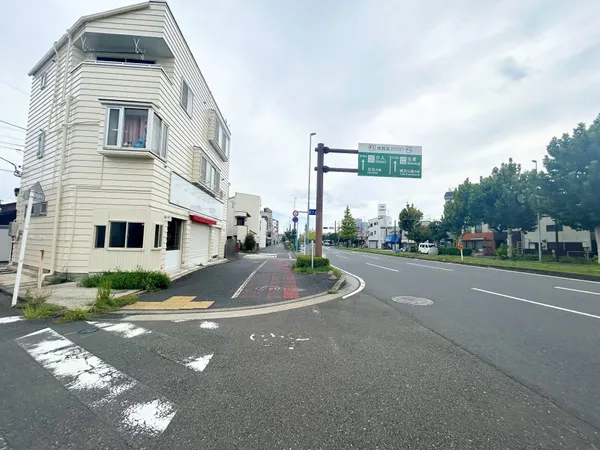 西側前面道路