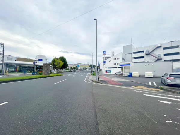 西側前面道路