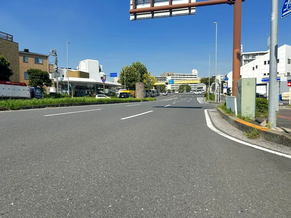 西側前面道路