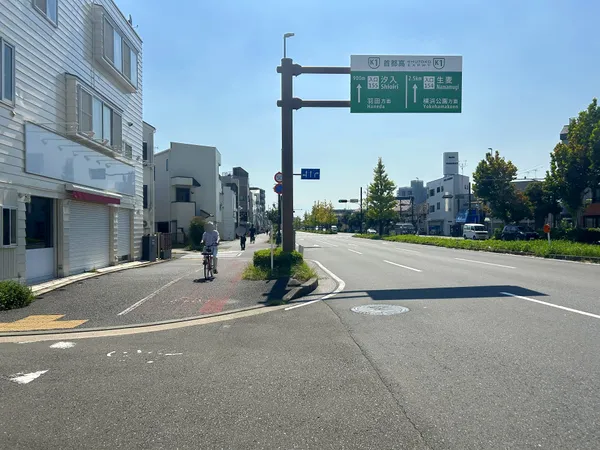 西側前面道路