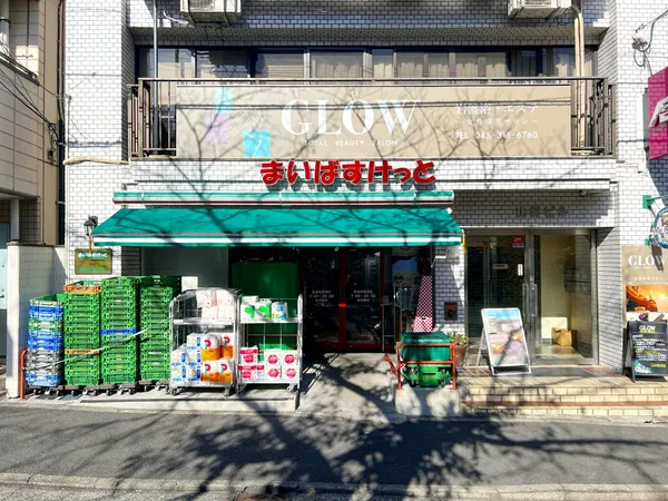 徒歩5分。営業時間は7:00～24:00。イオングループの小型スーパーマーケットです。地域密着型の親しみやすさとコンビニエンスストアのような手軽さがあります。
