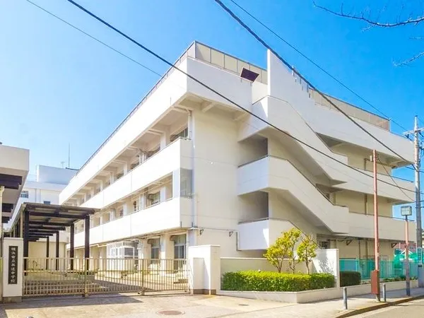 徒歩14分。部活動などで忙しいお子様の時間にゆとりが生まれる距離です。『自ら学び、共に進む』が教育目標に掲げられています。