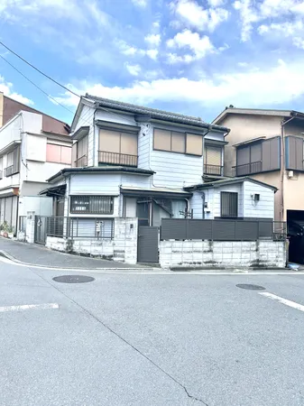 【現地土地写真】西側は前面道路と敷地の境に段差が少なく、カースペースや玄関アプローチの外構工事も負担なくスムーズに行えます。